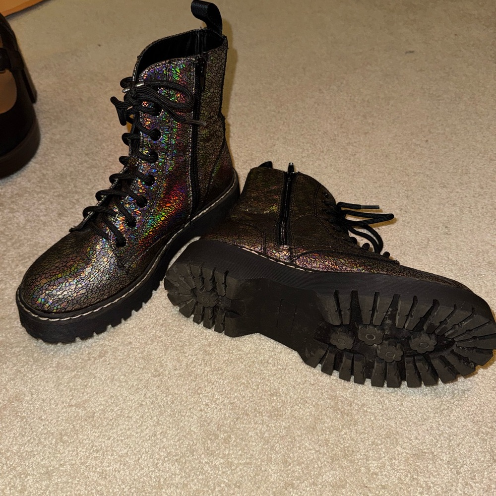 ✨🩶🌈Holographic Silver Combat Boots🪐💫✨ - Picture 4 of 13
